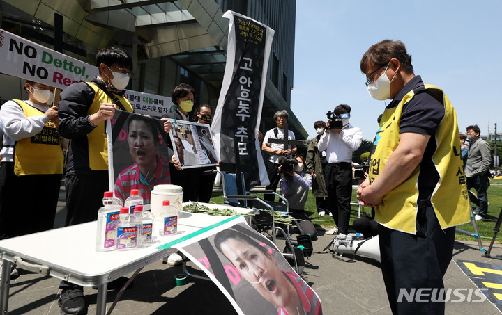 [서울=뉴시스] 홍효식 기자 = 지난 3일 서울 영등포구 여의도 IFC몰 옥시 본사 앞에서 열린 1,774번째 희생자 안은주 추모 및 옥시 규탄 긴급 기자회견에서 가습기살균제피해 유족인 김태종 씨가 헌화한 뒤 묵념하고 있다. 22022.05.03. yesphoto@newsis.com