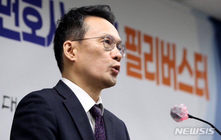 [서울=뉴시스] 추상철 기자 = 국민을 위한 검찰개혁 입법추진 변호사 시민 필리버스터가 진행된 3일 오후 서울 강남구 대한변호사협회에서 구본진 변호사가 발언하고 있다. 2022.05.03. scchoo@newsis.com