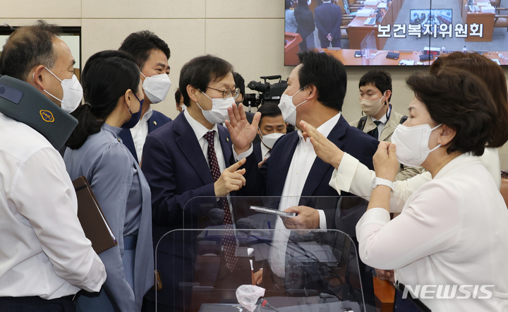 [서울=뉴시스] 전진환 기자 = 김성주 더불어민주당 의원(왼쪽 네번째)과 강기윤 국민의힘 의원이 3일 오전 서울 여의도 국회에서 열린 정호영 보건복지부 장관 후보자 인사청문회에서 정 후보자가 제출한 아들의 MRI 자료 놓고 언쟁하고 있다. (공동취재사진) 2022.05.03.  photo@newsis.com