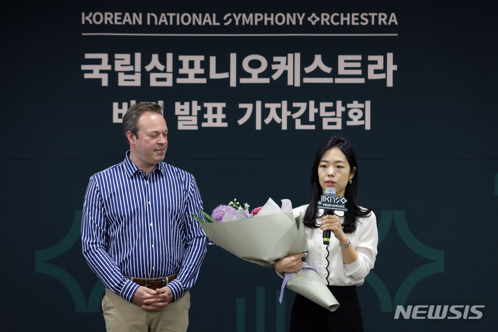 [서울=뉴시스] 박진희 기자 = 국립심포니오케스트라 다비트 라일란트 예술감독이 3일 서울 서초구 예술의전당 오페라하우스에서 전예은 상주작곡자를 발표하고 있다. 2022.05.03. pak7130@newsis.com