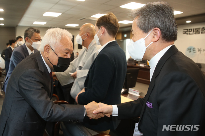 [서울=뉴시스] 인수위사진기자단 = 김한길 국민통합위원장이 3일 오후 서울 삼청동 인수위원회 대회의실에서 열린 '국민통합위원회 종교 지도자에게 듣는다' 간담회에서 천주교주교회의 사회복지위원회 이기수 총무와 인사를 나누고 있다. 2022.05.03. photo@newsis.com