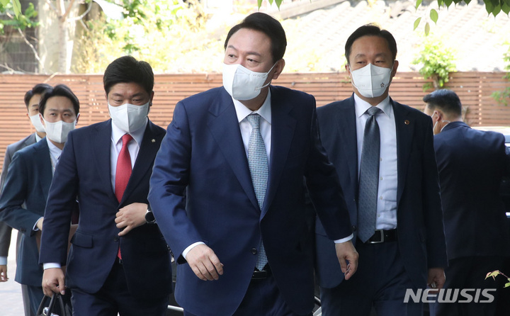 [서울=뉴시스] 인수위사진기자단 = 윤석열 대통령 당선인이 외부일정을 마치고 3일 오후 서울 종로구 통의동 인수위원회 집무실로 들어서고 있다. 2022.05.03. photo@newsis.com