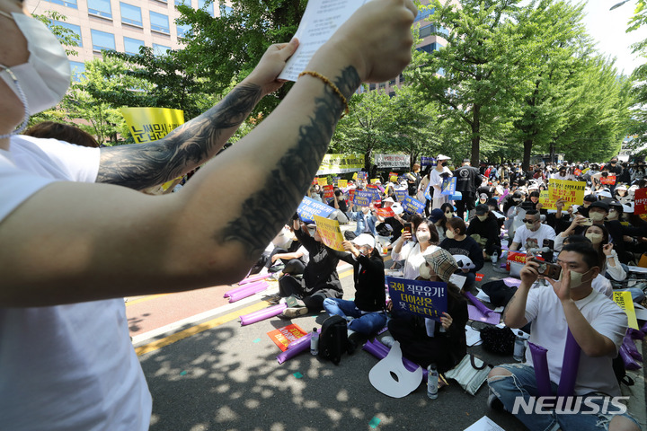 [서울=뉴시스] 고범준 기자 = 대한문신사중앙회 회원들이 3일 오후 서울 영등포구 국회 앞 인근 도로에서 의료법 개정을 촉구하는 집회를 하고 있다. 2022.05.03. bjko@newsis.com