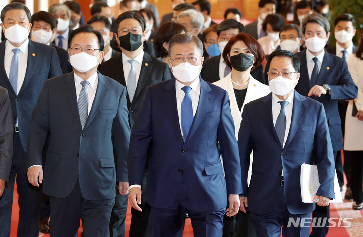 [서울=뉴시스] 전신 기자 = 문재인 대통령이 3일 청와대 본관에서 열린 국무회의에 참석하고 있다. 2022.05.03. photo1006@newsis.com