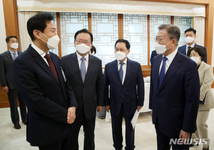 [서울=뉴시스] 전신 기자 = 문재인 대통령이 3일 청와대 본관에서 열린 국무회의에 앞서 오세훈 서울시장과 대화하고 있다. 2022.05.03. photo1006@newsis.com