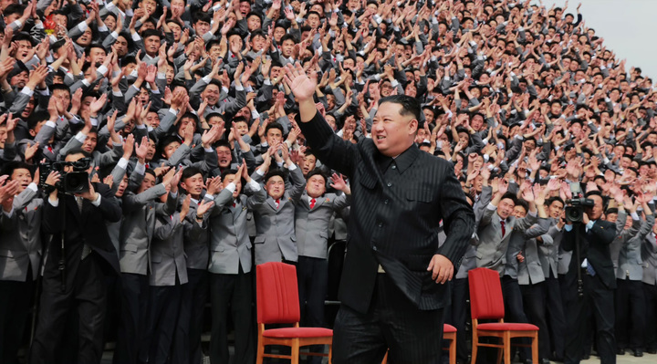 [서울=뉴시스] 김정은 북한 조선노동당 총비서 겸 국무위원장이 지난 1일 조선인민혁명군 창건 90돌 경축 열병식을 성과적으로 보장하는데 기여한 평양시 안의 대학생, 근로청년들과 기념사진을 찍었다고 3일 보도했다. (사진=조선중앙TV 캡처) 2022.05.03. photo@newsis.com *재판매 및 DB 금지
