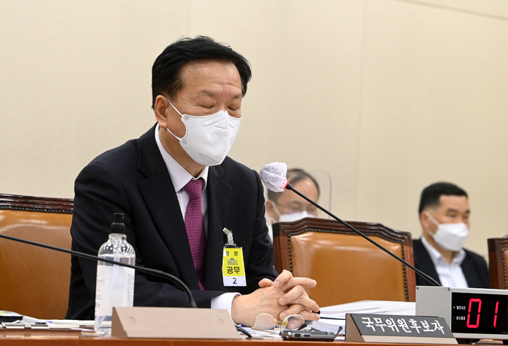 [서울=뉴시스] 김선웅 기자 = 정호영 보건복지부 장관 후보자가 3일 서울 여의도 국회에서 열린 인사청문회에서 생각에 잠겨 있다. (공동취재사진) 2022.05.03. photo@newsis.com