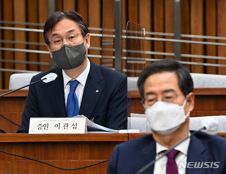 [서울=뉴시스] 고범준 기자 = 이관섭 한국무역협회 상근부회장이 3일 오후 서울 여의도 국회에서 열린 한덕수 국무총리 후보자 인사청문회에 증인으로 참석해 의원들의 질문에 답하고 있다. (공동취재사진) 2022.05.03. photo@newsis.com