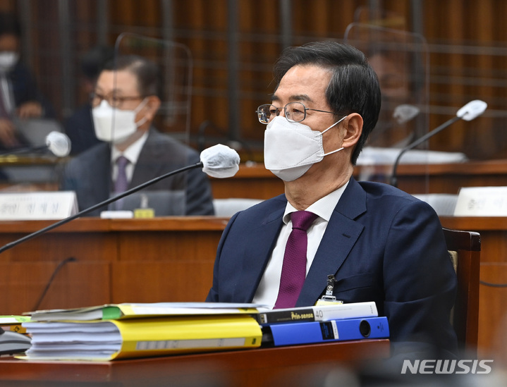 [서울=뉴시스] 고범준 기자 = 한덕수 국무총리 후보자가 3일 오후 서울 여의도 국회에서 열린 인사청문회에 참석해 증인들의 답변을 듣고 있다. (공동취재사진) 2022.05.03. photo@newsis.com