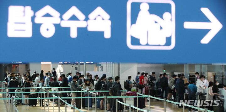 [인천공항=뉴시스] 조수정 기자 = 코로나19로 급감했던 인천국제공항 하루 이용객 수가 다시 3만명을 넘어섰다. 지난달 29일 인천국제공항 이용객수는 3만 974명으로 지난 2020년 3월 8일 3만2184명 이후 최저 3000명 이하로 급감했다가 2년만에 3만명대에 다시 진입했다. 사진은 3일 인천국제공항 제1터미널에서 출국 수속을 밟는 이용객들. 2022.05.03. chocrystal@newsis.com