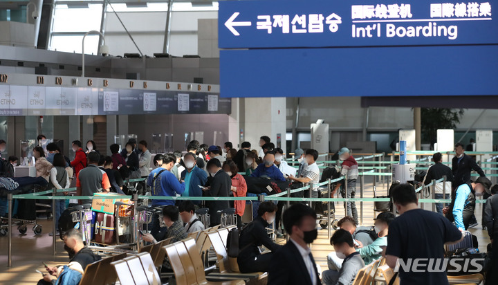 [인천공항=뉴시스] 조수정 기자 = 코로나19로 급감했던 인천국제공항 하루 이용객 수가 다시 3만명을 넘어섰다. 지난달 29일 인천국제공항 이용객수는 3만 974명으로 지난 2020년 3월 8일 3만2184명 이후 최저 3000명 이하로 급감했다가 2년만에 3만명대에 다시 진입했다. 사진은 3일 인천국제공항 제1터미널에서 출국 수속을 밟는 이용객들. 2022.05.03. chocrystal@newsis.com