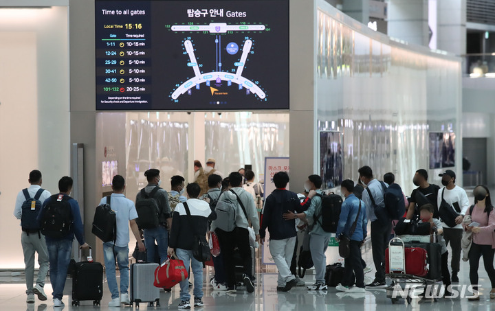 [인천공항=뉴시스] 지난 3일 인천국제공항 제1터미널에서 출국 수속을 밟는 이용객들. 2022.05.03. (사진=뉴시스DB) photo@newsis.com