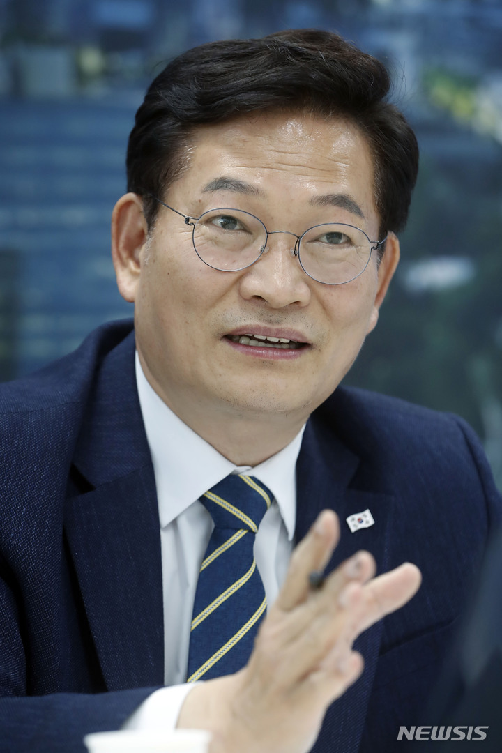 [서울=뉴시스] 최동준 기자 = 송영길 더불어민주당 서울시장 후보가 3일 서울 중구 선거 캠프에서 뉴시스와 인터뷰를 하고 있다. 2022.05.04. photocdj@newsis.com