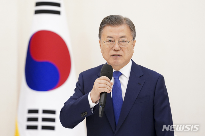 [서울=뉴시스] 문재인 대통령이 3일 청와대 본관에서 열린 국무위원 및 장관급 초청 오찬에서 발언하고 있다. (사진=청와대 제공) 2022.05.03. photo@newsis.com