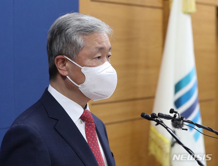 [서울=뉴시스] 홍효식 기자 = 박성진 대검찰청 차장검사가 지난 3일 오후 서울 서초구 대검 기자실에서 국무회의에서 의결된 '검수완박(검찰 수사권 완전 박탈)' 법안에 대한 입장을 밝히고 있다. (공동취재사진) 2022.05.03. photo@newsis.com