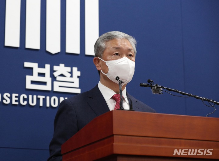 [서울=뉴시스] 홍효식 기자 = 박성진 대검찰청 차장검사가 지난 3일 오후 서울 서초구 대검찰청에서 국회 본회의를 통과한 '검수완박(검찰 수사권 완전 박탈)' 법안에 대한 입장을 밝히고 있다. 박 차장검사는 "앞으로 헌법소송을 포함한 가능한 모든 법적 수단을 검토하는 등 적극 대응해 나갈 것"이라고 말했다. (공동취재사진) 2022.05.03. photo@newsis.com