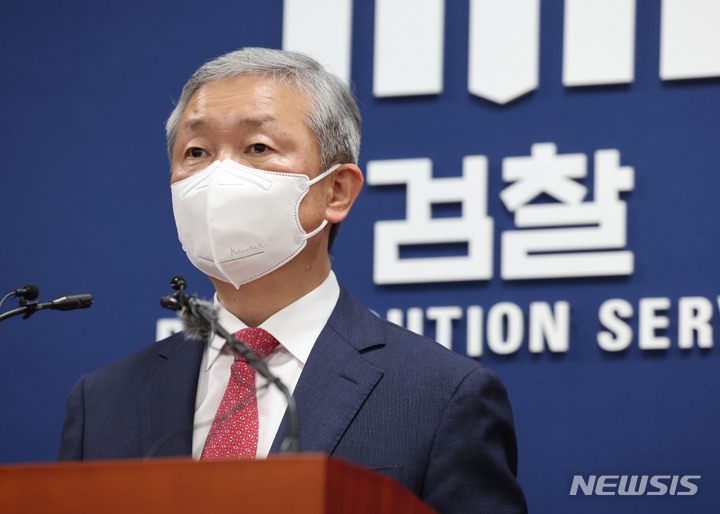 [서울=뉴시스] 홍효식 기자 = 박성진 대검찰청 차장검사가 지난 3일 오후 서울 서초구 대검찰청에서 국회 본회의를 통과한 '검수완박(검찰 수사권 완전 박탈)' 법안에 대한 입장을 밝히고 있다. (공동취재사진) 2022.05.03. photo@newsis.com