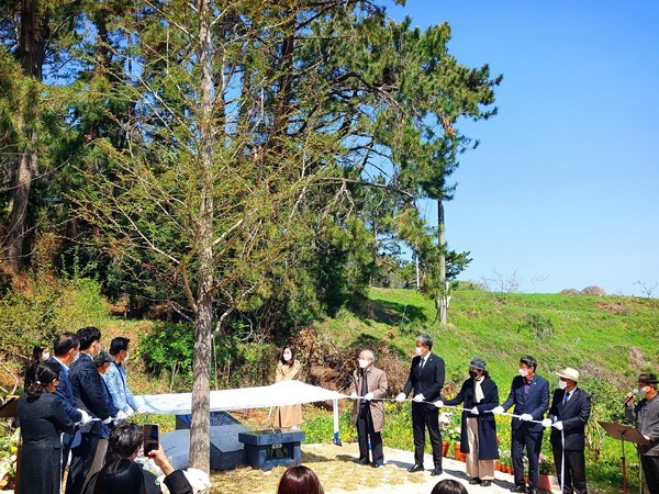 [진주=뉴시스] 통영 REC세자트라 숲에 세워진 고 김희준 시인의 시비 제막식. *재판매 및 DB 금지