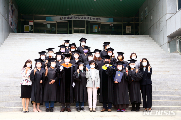 [청주=뉴시스] 충북보건과학대학교 평생교육원에서 방문간호 간호조무사 6기 수료식을 가진 22명의 교육생들이 기념촬영을 하고 있다. (사진=충북보과대 제공) 2022.05.04 photo@newsis.com