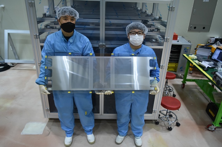 KPS 연구원들이 자체 개발에 성공한 노트북용 대형 FMM을 선보이고 있다. [사진 제공 = 케이피에스] *재판매 및 DB 금지