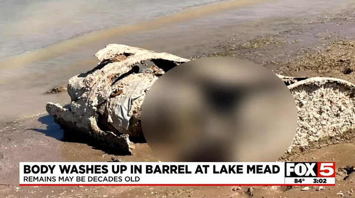 [서울=뉴시스] 지난 1일 오후 미국 서부 네바다주 라스베이거스 미드 호수에서 발견된 시신이 담긴 드럼통의 모습. 20년간의 대가뭄으로 미국 최대 저수지인 미드 호수는 1937년 이후 최저 수위를 기록했다. (출처 : 미국 FOX5 방송 화면 캡처) 2022.05.10. *재판매 및 DB 금지
