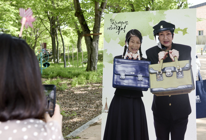 [장수=뉴시스] 한훈 기자 = 전북 장수군은 4일 '제50회 어버이날(5월8일)'을 앞두고 장수군노인복지관 및 노하숲 일원에서 어버이날 행사를 개최했다.(사진=장수군 제공).2022.05.04. photo@newsis.com *재판매 및 DB 금지