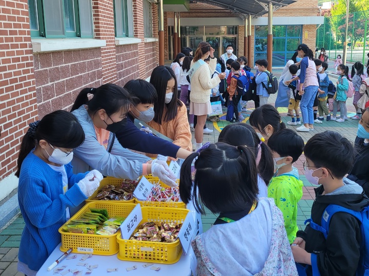 [용인=뉴시스] 용인 능원초가 4일 어린이날 100주년을 맞아 '추억의 뽑기' 이벤트를 진행했다. (사진=능원초 제공) *재판매 및 DB 금지