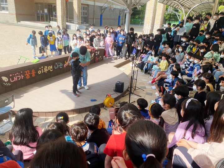 [안양=뉴시스] 안양신기초 학생들이 지난 2~4일 어린이날을 맞아 희망 학생들을 대상으로 등굣길 버스킹을 진행했다. (사진=안양신기초 제공) *재판매 및 DB 금지
