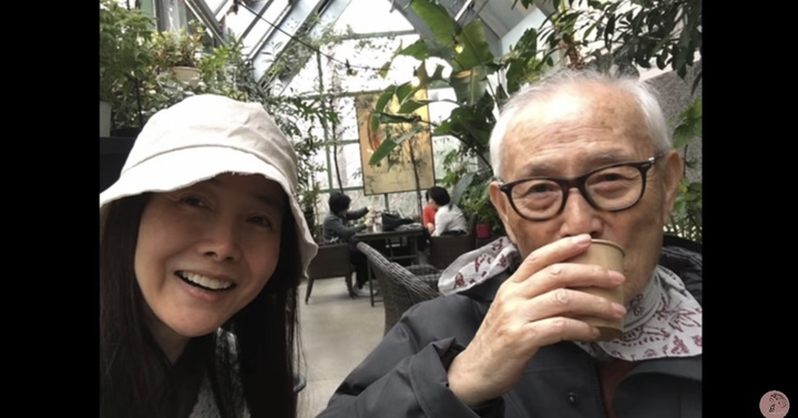 [서울=뉴시스] 강수지, 강용설 씨. 2022.05.04. (사진 = 유튜브 캡처) photo@newsis.com *재판매 및 DB 금지