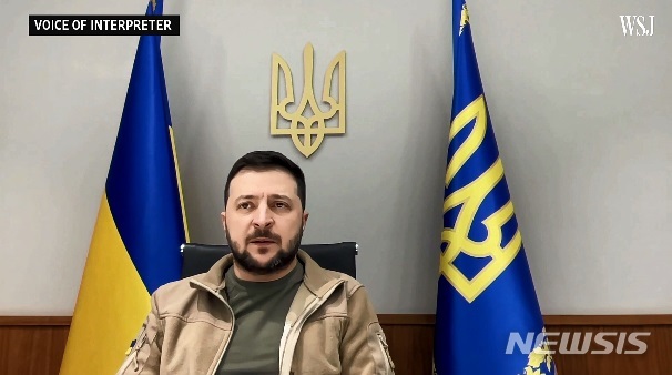 [서울=뉴시스] 볼로디미르 젤렌스키 우크라이나 대통령이 3일(현지시간) 영국 런던에서 월스트리트저널(WSJ) 주최로 열린 최고경영자(CEO) 카운슬 서밋 행사에서 화상 연결을 통해 연설하고 있다. (사진=WSJ 연설 영상 캡처) 2022.05.04