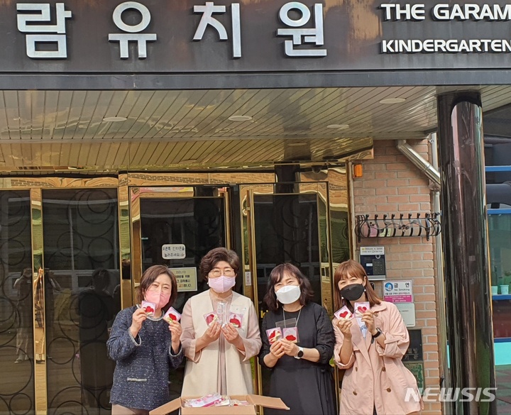 [평택=뉴시스] 평택보건소 ‘사랑애(愛) 효(孝)’ 어버이날 행사