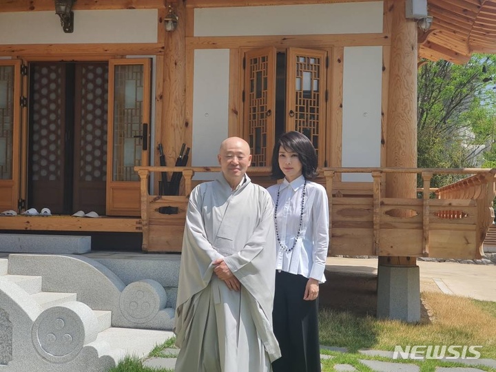 [서울=뉴시스] 윤석열 대통령 당선인 아내 김건희 여사가 지난달 26일 서울 강남 봉은사를 방문해 원명 스님과 만난 모습. (사진=김건희 대표 측 제공) 2022.05.04. photo@newsis.com *재판매 및 DB 금지