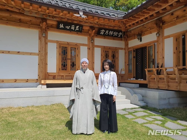 [서울=뉴시스] 윤석열 대통령 당선인 아내 김건희 여사가 지난달 26일 서울 강남 봉은사를 방문해 대한불교조계종 전 총무원장인 자승 스님과 만난 모습. (사진=김건희 대표 측 제공) 2022.05.04. photo@newsis.com *재판매 및 DB 금지