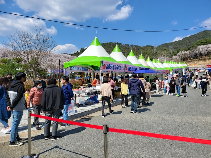 지난 4월 삼랑진읍 안태공원의 딸기 직거래판매장. (사진=밀양시 제공) *재판매 및 DB 금지