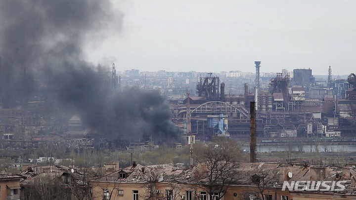 [마리우폴=AP/뉴시스] 3일(현지시간) 우크라이나 마리우폴의 아조우스탈 제철소 부근에서 연기가 피어오르고 있다. 2022.05.04.