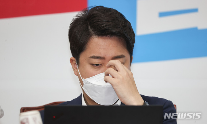 [서울=뉴시스] 최진석 기자 = 이준석 국민의힘 대표가 4일 서울 여의도 국회에서 열린 최고위원회의에서 마스크를 고쳐쓰고 있다. (공동취재사진) 2022.05.04. photo@newsis.com
