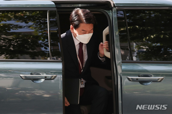 [서울=뉴시스] 인수위사진기자단 = 안철수 대통령직인수위원장이 4일 오전 서울 종로구 통의동 인수위로 출근하고 있다. 2022.05.04. photo@newsis.com