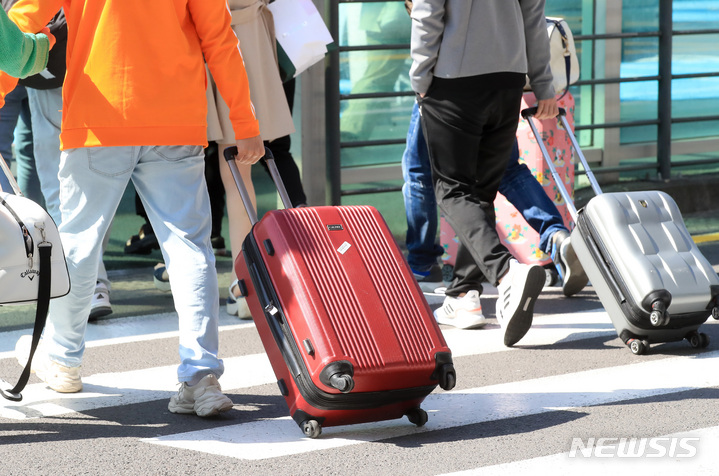 [제주=뉴시스] 우장호 기자 = 어린이날이 포함된 황금연휴를 하루 앞둔 4일 오전 제주국제공항 1층 도착장이 가족과 연인, 친구와 함께 제주를 찾은 관광객들의 발걸음으로 붐비고 있다. 제주도관광협회에 따르면 4일부터 8일까지 닷새간 이어지는 어린이날 연휴에 하루 4만명씩 총 20만4000명이 제주를 찾을 것으로 예측됐다. 2022.05.04. woo1223@newsis.com