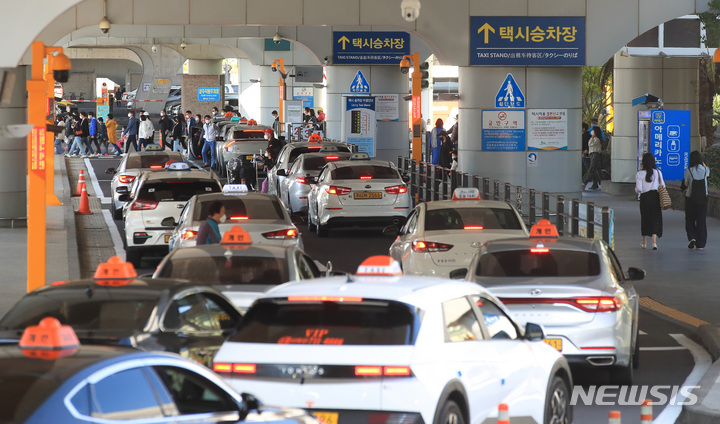 [제주=뉴시스] 우장호 기자 = 제주국제공항 택시승차장에 손님을 기다리는 택시가 줄 지어 서 있다. 2022.05.04. woo1223@newsis.com