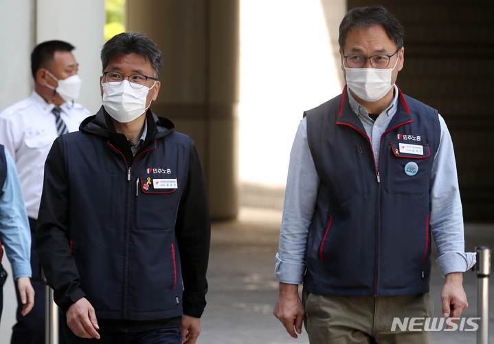 [서울=뉴시스] 조성우 기자 = 지난해 서울 도심에서 대규모 불법 집회를 주도한 혐의를 받는 윤택근 전국민주노동조합총연맹(민주노총) 수석부위원장(오른쪽)과 최국진 전국민주노동조합총연맹(민주노총) 조직쟁의실장이 지난 5월4일 오전 서울 서초구 서울중앙지방법원에서 열린 구속 전 피의자 심문(영장실질심사)에 출석하고 있다. 2022.05.04. xconfind@newsis.com