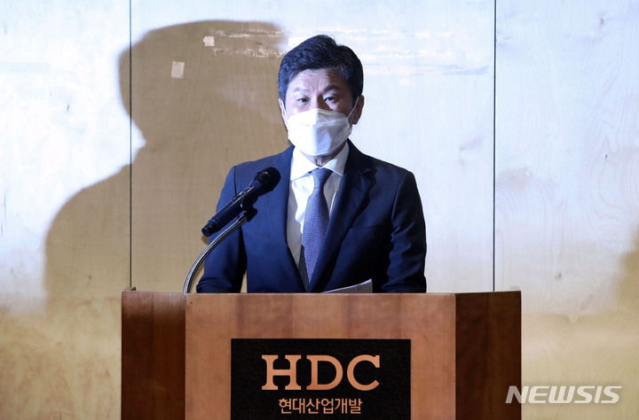 [서울=뉴시스] 홍효식 기자 = 정몽규 HDC 회장이 4일 오전 서울 용산구 HDC현대산업개발 용산 사옥에서 열린 광주 화정동 아이파크 정상화 방안 관련 추가대책 발표를 하고 있다. 2022.05.04. yesphoto@newsis.com