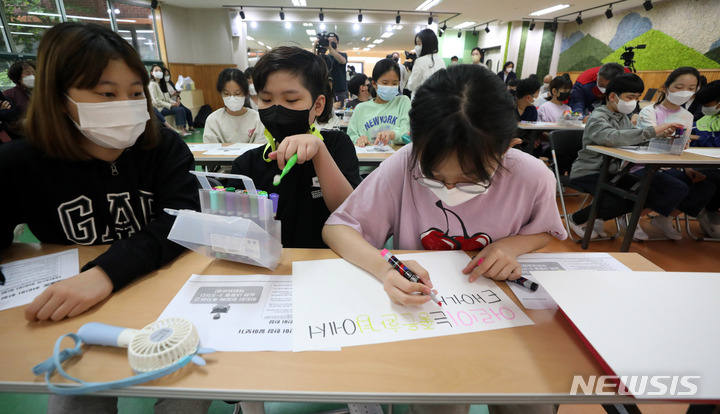 [서울=뉴시스] 추상철 기자 = 어린이날 100주년 기념 공개수업이 열린 4일 오전 서울 동작구 보라매초등학교에서 6학년 학생들이 '어린이 헌장'에 추가할 내용을 적고 있다. 한국교원단체총연합회는 오는 6일까지 어린이날 100주년 기념 계기 수업 캠페인을 진행하고 있다. 2022.05.04. scchoo@newsis.com