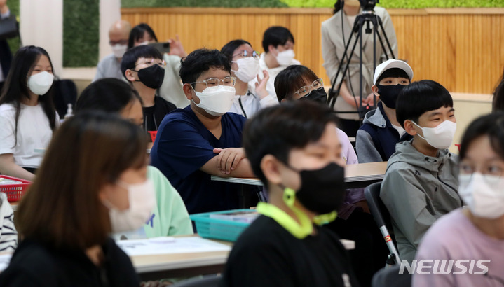 [서울=뉴시스] 추상철 기자 = 어린이날 100주년 기념 공개수업이 열린 지난달 4일 오전 서울 동작구 보라매초등학교에서 6학년 학생들이 '어린이날 제정 과정 및 의미' 등에 대한 수업을 받고 있다. 2022.06.21. scchoo@newsis.com