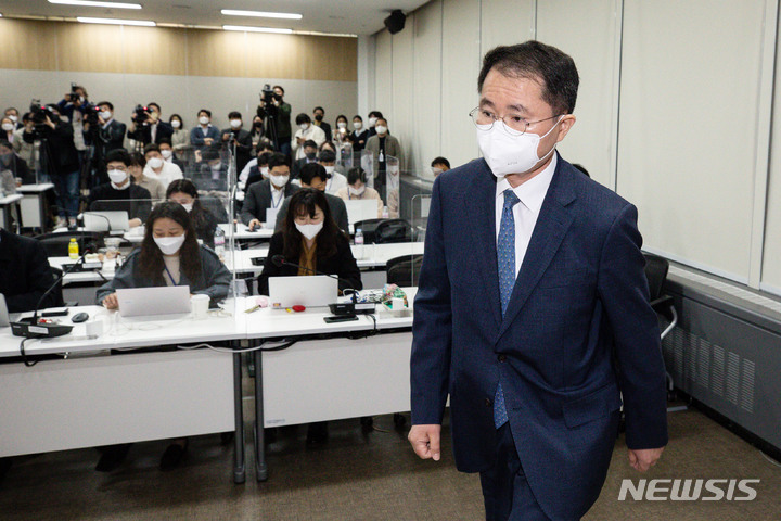 [과천=뉴시스] 최동준 기자 = 4일 경기 과천시 정부과천청사 고위공직자범죄수사처에서 여운국 차장이 고발사주 의혹 수사결과 브리핑을 위해 입장하고 있다. 공수처는 손준성 전 대검찰청 수사정보 정책관에 대해 공직선거법위반 등의 혐의로 불구속 기소, 함께 고발된 윤석열 대통령 당선인, 한동훈 법무부 장관 후보자, 정점식 국민의힘 의원, 검사 3명 등에 대해서는 무혐의 처분했다. (공동취재사진) 2022.05.04. photo@newsis.com