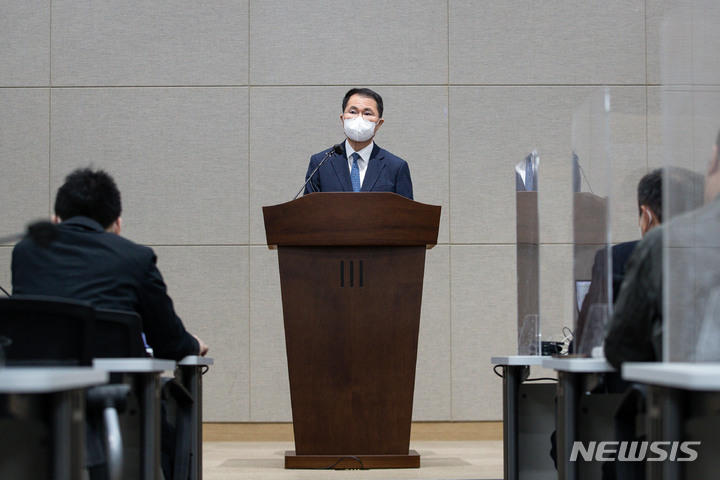 [과천=뉴시스] 최동준 기자 = 4일 경기 과천시 정부과천청사 고위공직자범죄수사처에서 여운국 차장이 고발사주 의혹 수사결과 브리핑을 하고 있다.   공수처는 손준성 전 대검찰청 수사정보 정책관에 대해 공직선거법위반 등의 혐의로 불구속 기소, 함께 고발된 윤석열 대통령 당선인, 한동훈 법무부 장관 후보자, 정점식 국민의힘 의원, 검사 3명 등에 대해서는 무혐의 처분했다. (공동취재사진) 2022.05.04. photo@newsis.com