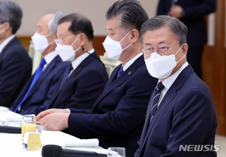 [서울=뉴시스] 전신 기자 = 문재인 대통령이 4일 청와대 본관에서 백서 발간 기념 국정과제위원회 초청 오찬을 하고 있다. 2022.05.04. photo1006@newsis.com