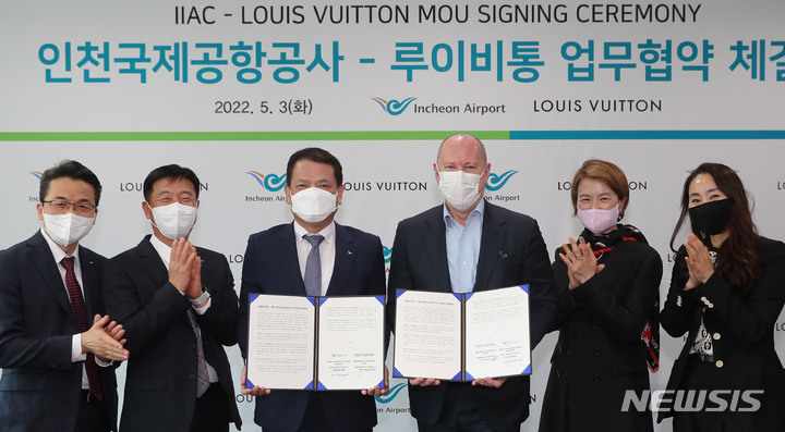 [인천공항=뉴시스] 홍찬선 기자 = 지난 3일 오후 인천공항공사 회의실에서 열린 '인천공항공사-루이비통 업무협약 체결식’에서 김경욱 공사 사장과 마이클 슈라이버 루이비통 북아시아 지사장 등 양사 관계자들이 기념촬영을 하고 있다. 왼쪽부터 김현태 공사 상업서비스처장, 류진형 공사 운영본부장, 김경욱 사장, 마이클 슈라이버 루이비통 북아시아 지사장, 김민수 루이비통코리아 사장, 정윤정 이사. (사진=인천공항공사 제공) 2022.05.04. photo@newsis.com *재판매 및 DB 금지