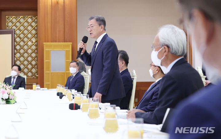 [서울=뉴시스] 전신 기자 = 문재인 대통령이 4일 청와대 본관에서 백서 발간 기념 국정과제위원회 초청 오찬에서 발언하고 있다. 2022.05.04. photo1006@newsis.com
