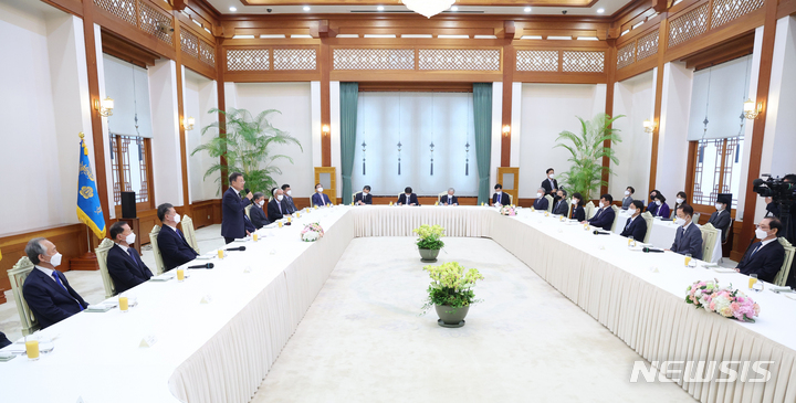 [서울=뉴시스] 전신 기자 = 문재인 대통령이 4일 청와대 본관에서 백서 발간 기념 국정과제위원회 초청 오찬에서 발언하고 있다. 2022.05.04. photo1006@newsis.com