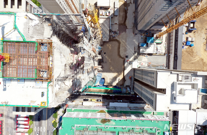 [광주=뉴시스] 류형근 기자 = 신축 건물 공사 중 상층부가 무너져 6명이 숨지고 1명이 다친 광주 화정아이파크 현장. 4일 오전 HDC현대산업개발은 붕괴 사고가 발생한 201동을 포함해 8개 동 전체를 전면 철거한 후 재시공하기로 결정했다. 2022.05.04. hgryu77@newsis.com